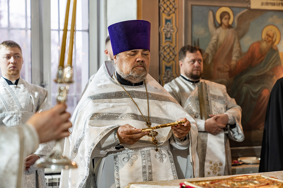 Архиерейское богослужение в Димитриевскую родительскую субботу в Успенском храме села Жилино г.о. Люберцы